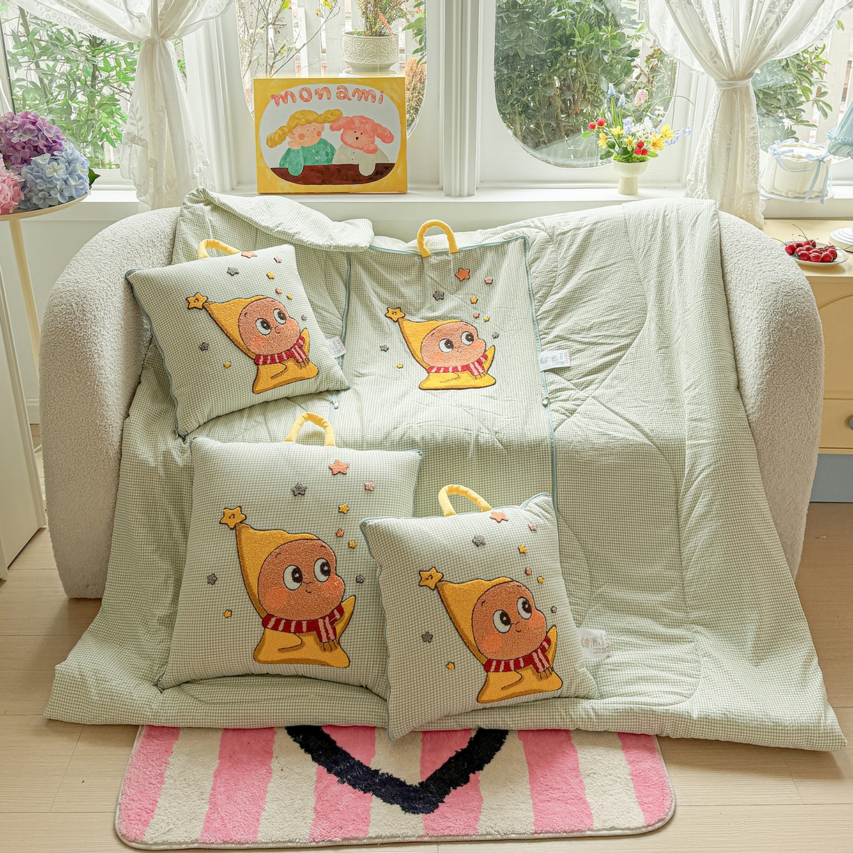 91家纺网 家纺一手货源 找家纺 古本家居 2026新款四季款水洗小星人抱枕被 四季小星人绿格