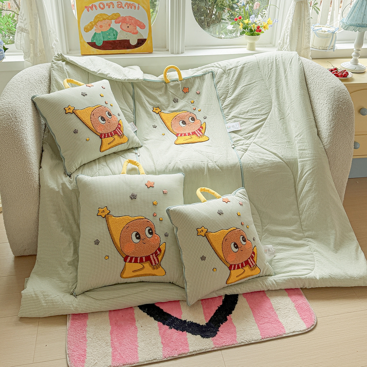 91家纺网 家纺一手货源 找家纺 古本家居 2026新款四季款水洗小星人抱枕被 四季小星人绿格