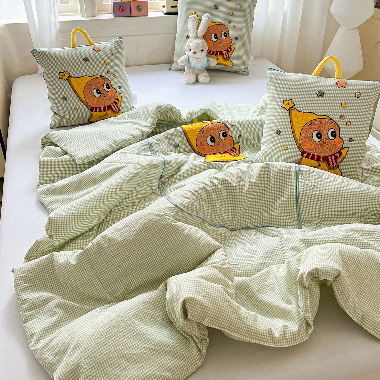 91家纺网 家纺一手货源 找家纺 古本家居 2026新款四季款水洗小星人抱枕被 四季小星人绿格