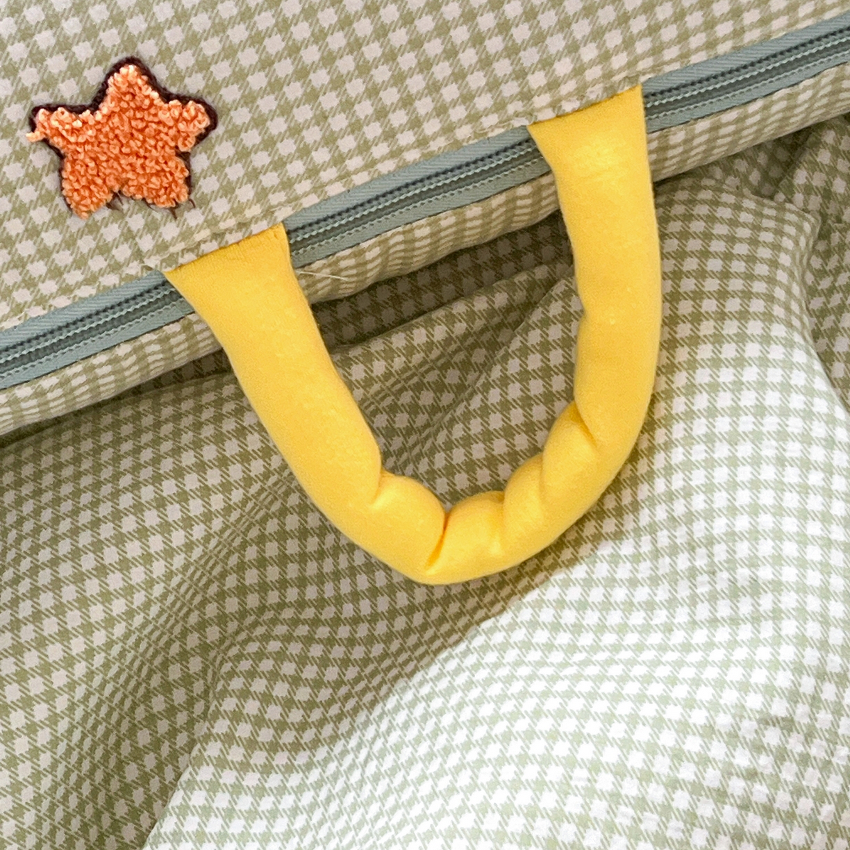 91家纺网 家纺一手货源 找家纺 古本家居 2026新款四季款水洗小星人抱枕被 四季小星人绿格