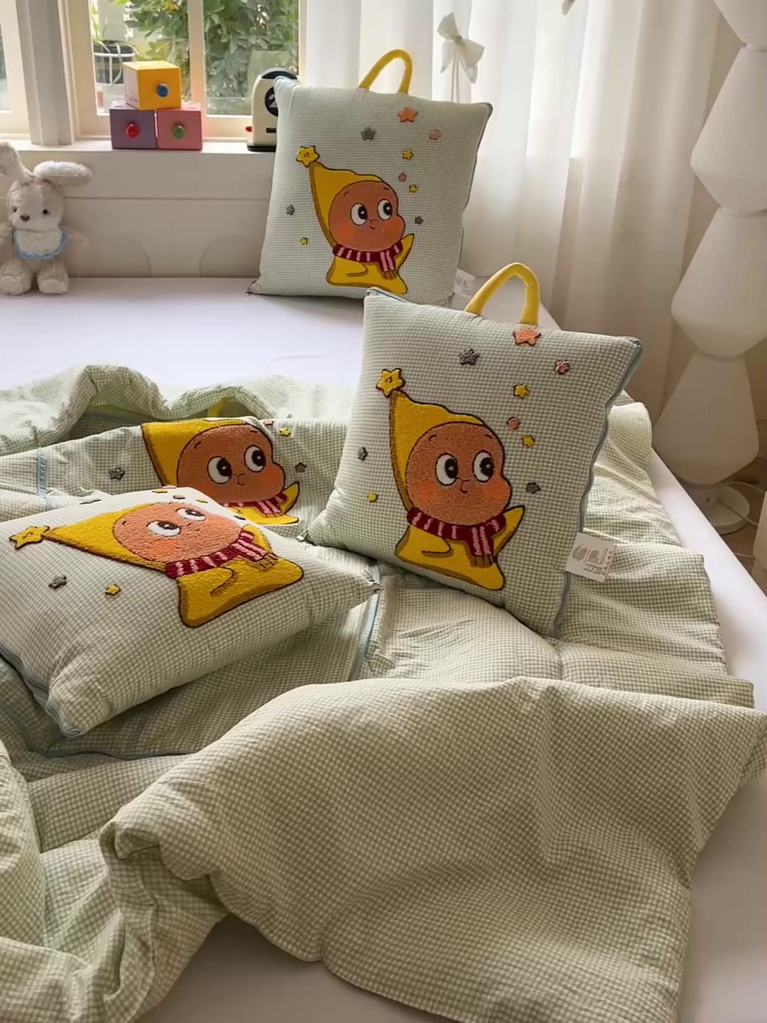 91家纺网 家纺一手货源 找家纺 古本家居 2026新款四季款水洗小星人抱枕被 四季小星人绿格