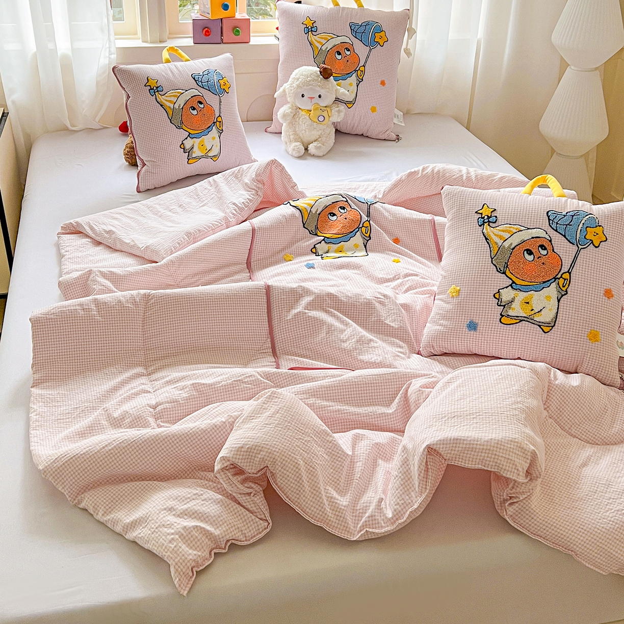 91家纺网 家纺一手货源 找家纺 古本家居 2026新款四季款水洗小星人抱枕被 四季小星人粉格