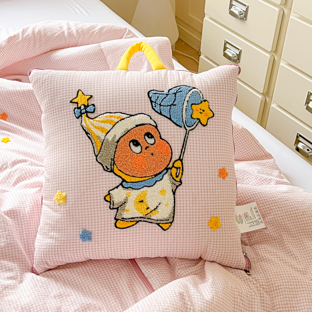 91家纺网 家纺一手货源 找家纺 古本家居 2026新款四季款水洗小星人抱枕被 四季小星人粉格