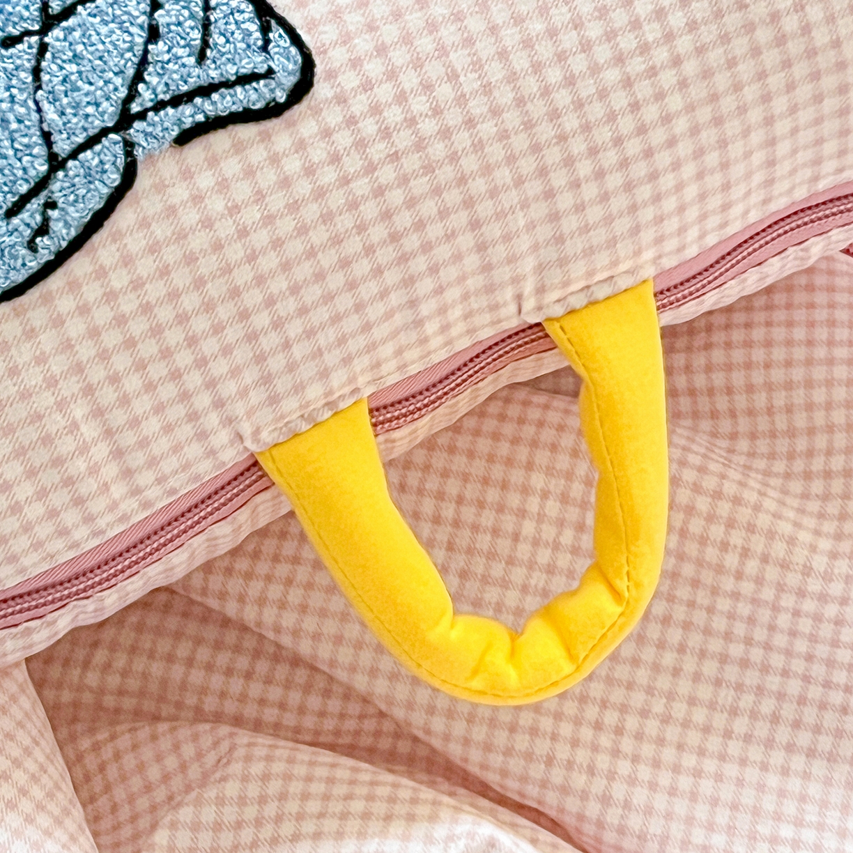 91家纺网 家纺一手货源 找家纺 古本家居 2026新款四季款水洗小星人抱枕被 四季小星人粉格