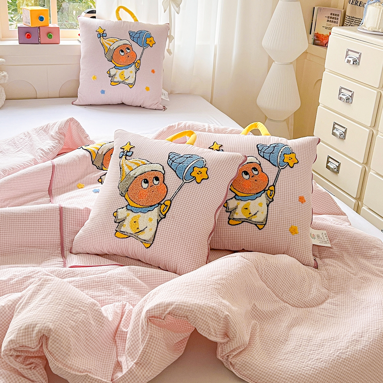 91家纺网 家纺一手货源 找家纺 古本家居 2026新款四季款水洗小星人抱枕被 四季小星人粉格