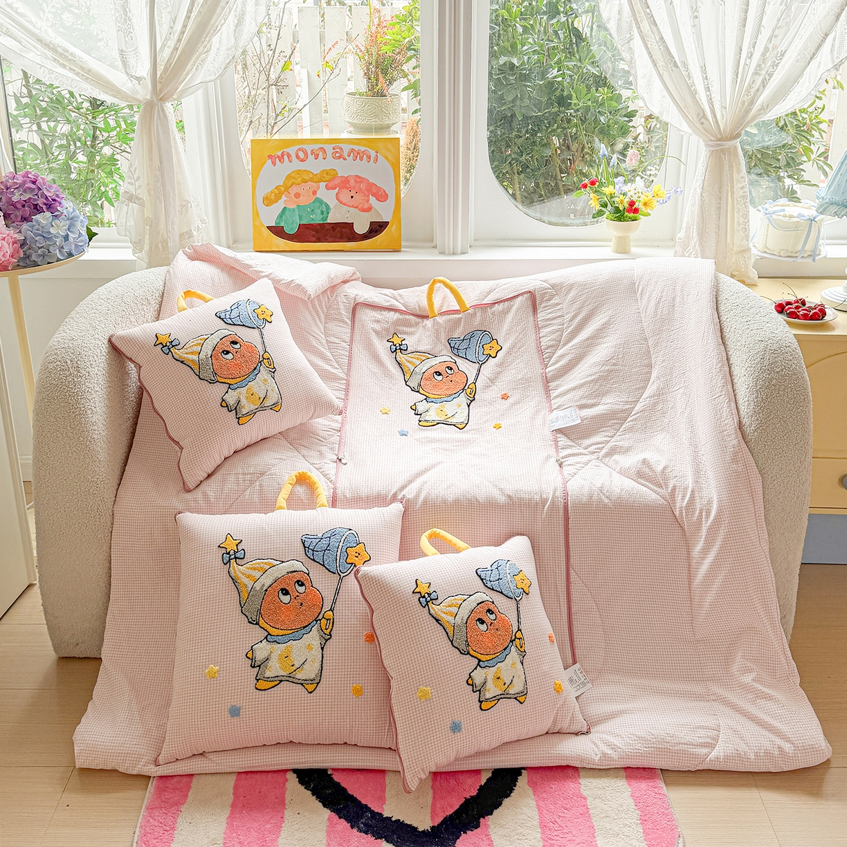 91家纺网 家纺一手货源 找家纺 古本家居 2026新款四季款水洗小星人抱枕被 四季小星人粉格