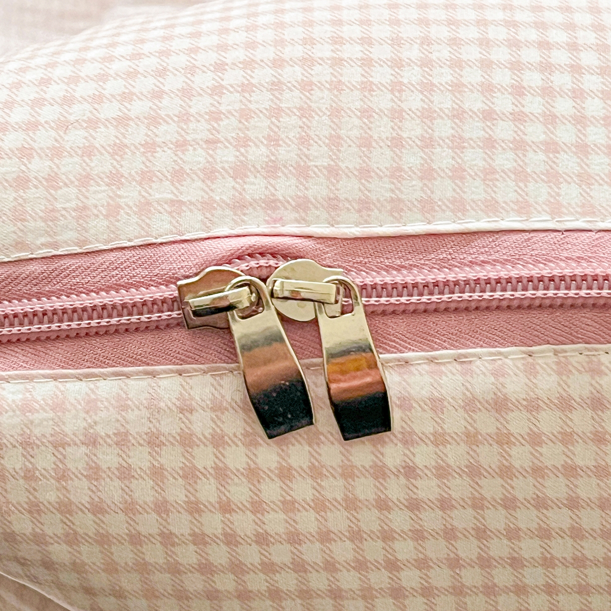 91家纺网 家纺一手货源 找家纺 古本家居 2026新款四季款水洗小星人抱枕被 四季小星人粉格