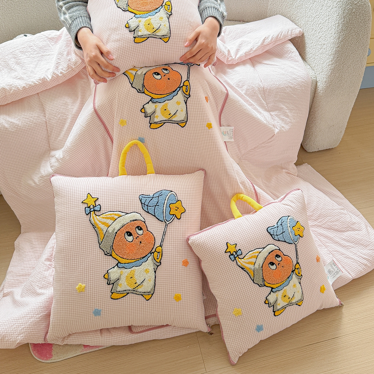 91家纺网 家纺一手货源 找家纺 古本家居 2026新款四季款水洗小星人抱枕被 四季小星人粉格