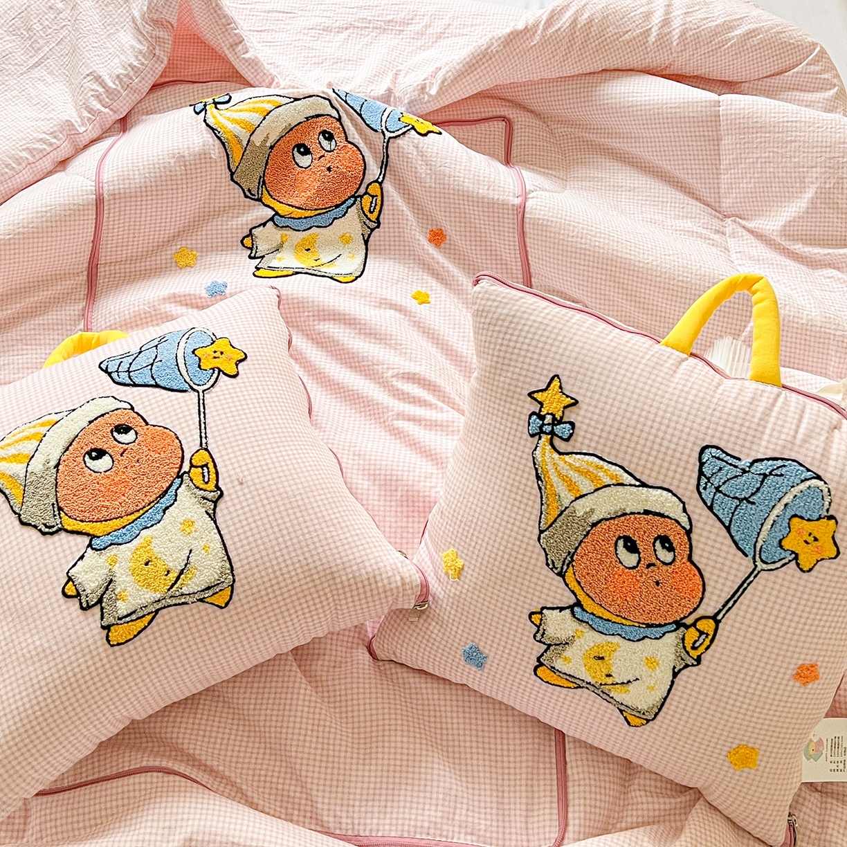 91家纺网 家纺一手货源 找家纺 古本家居 2026新款四季款水洗小星人抱枕被 四季小星人粉格