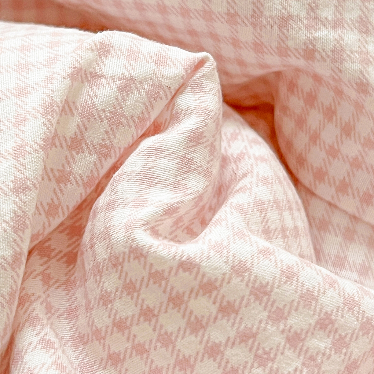 91家纺网 家纺一手货源 找家纺 古本家居 2026新款四季款水洗小星人抱枕被 四季小星人粉格