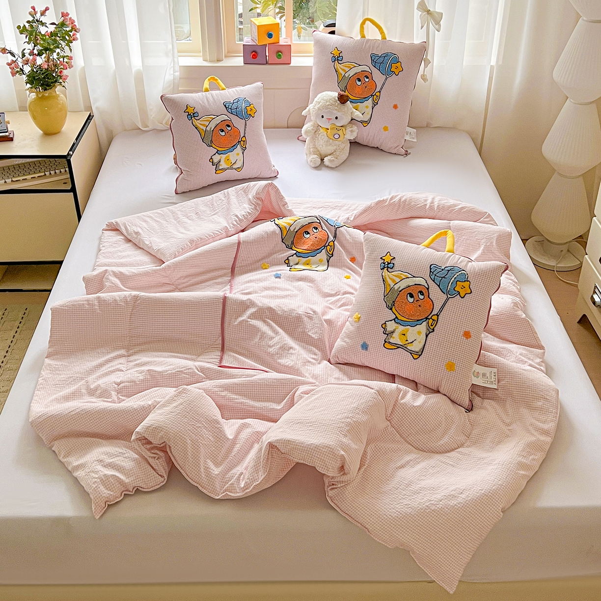 91家纺网 家纺一手货源 找家纺 古本家居 2026新款四季款水洗小星人抱枕被 四季小星人粉格