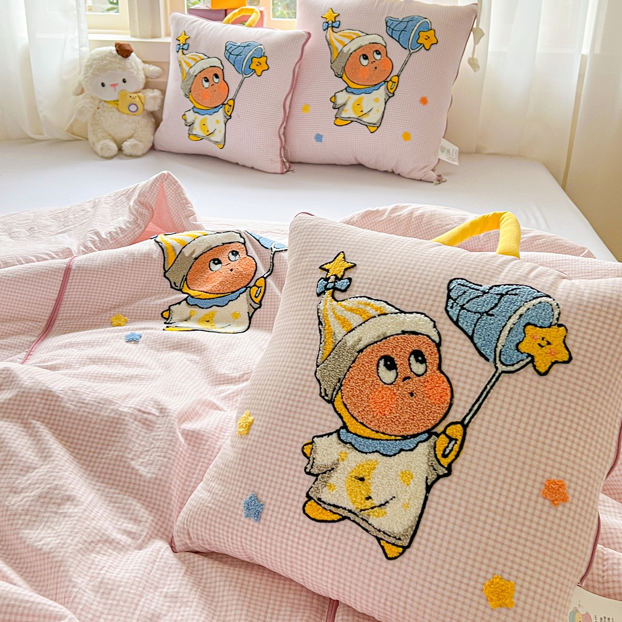 91家纺网 家纺一手货源 找家纺 古本家居 2026新款四季款水洗小星人抱枕被 四季小星人粉格