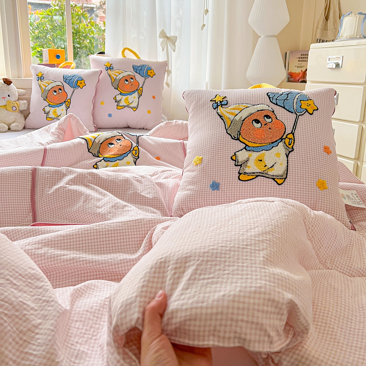 91家纺网 家纺一手货源 找家纺 古本家居 2026新款四季款水洗小星人抱枕被 四季小星人粉格