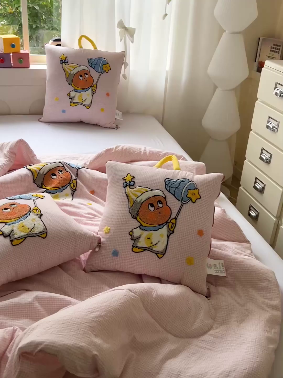 91家纺网 家纺一手货源 找家纺 古本家居 2026新款四季款水洗小星人抱枕被 四季小星人粉格