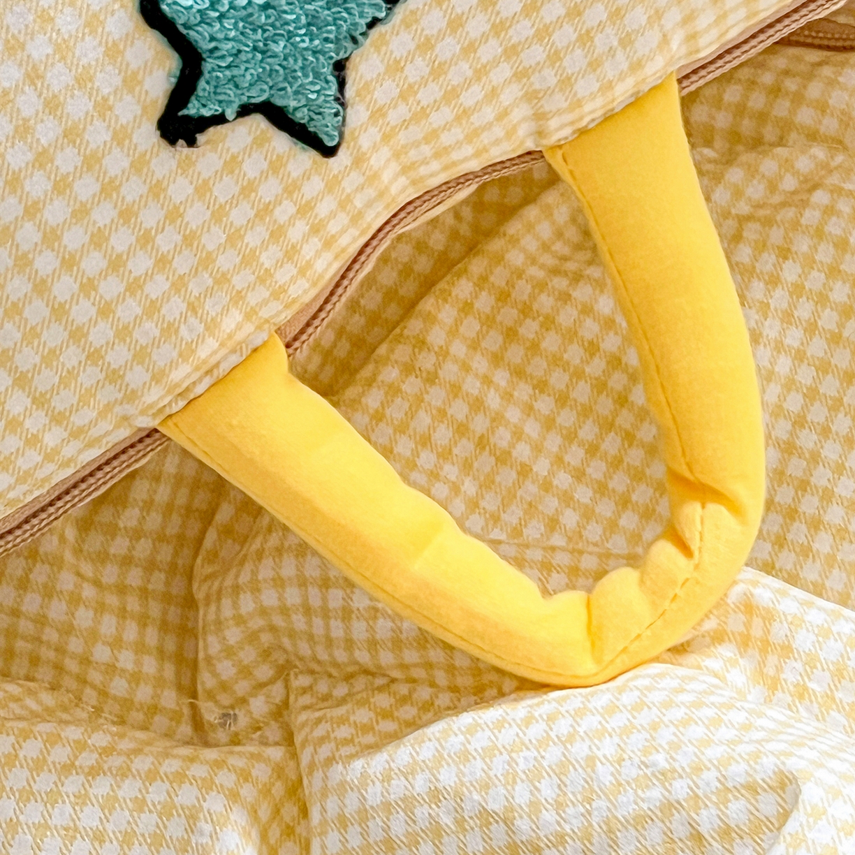 91家纺网 家纺一手货源 找家纺 古本家居 2026新款四季款水洗小星人抱枕被 四季小星人黄格