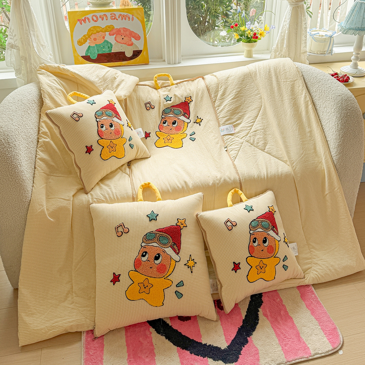 91家纺网 家纺一手货源 找家纺 古本家居 2026新款四季款水洗小星人抱枕被 四季小星人黄格
