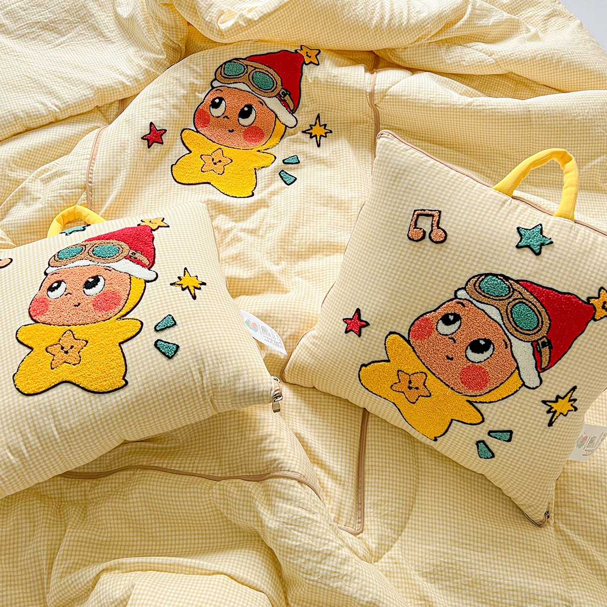 91家纺网 家纺一手货源 找家纺 古本家居 2026新款四季款水洗小星人抱枕被 四季小星人黄格