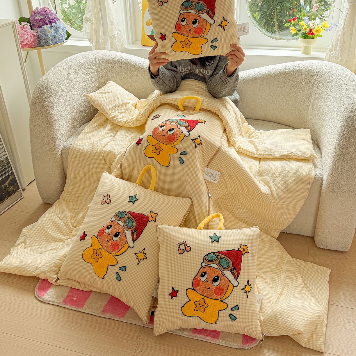 91家纺网 家纺一手货源 找家纺 古本家居 2026新款四季款水洗小星人抱枕被 四季小星人黄格