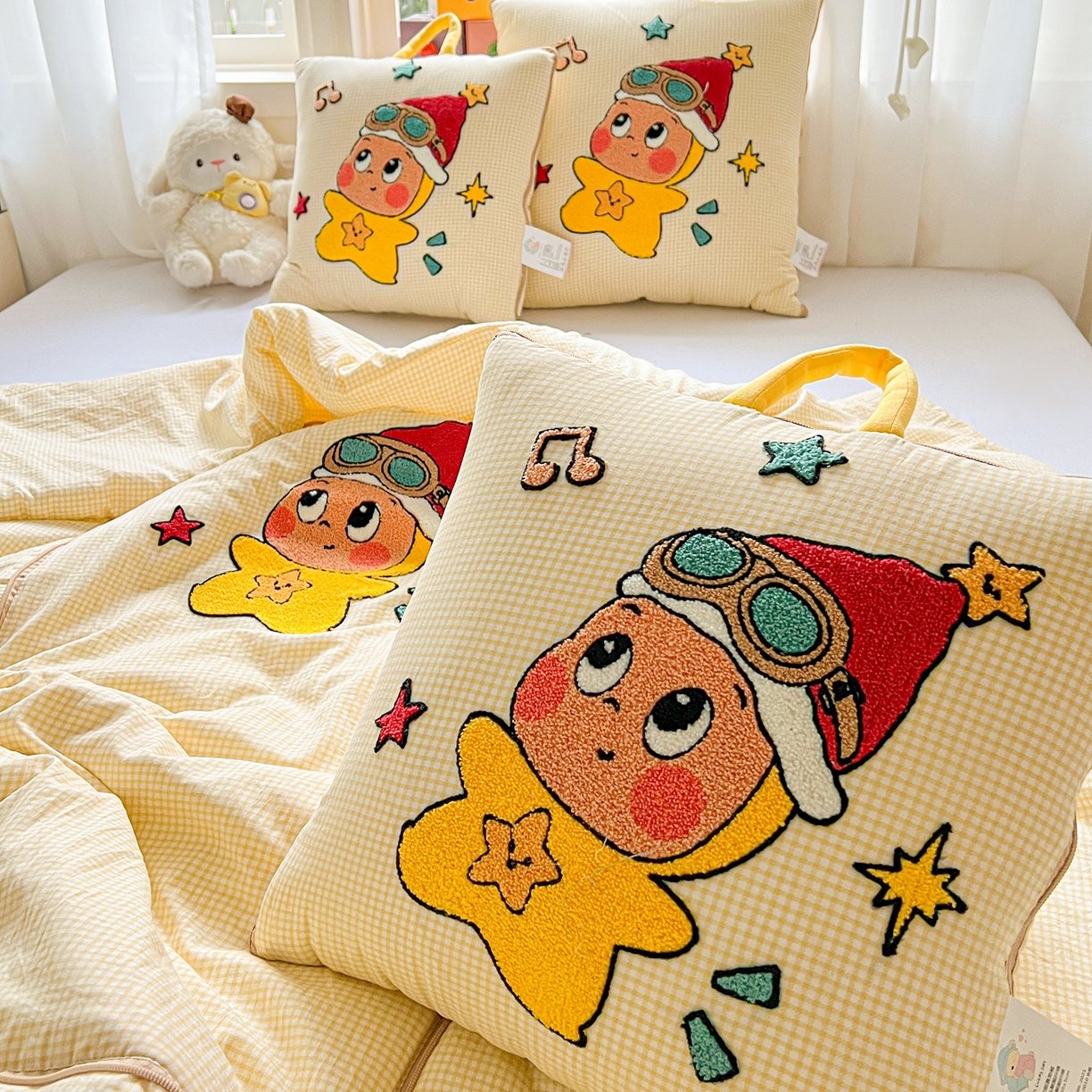 91家纺网 家纺一手货源 找家纺 古本家居 2026新款四季款水洗小星人抱枕被 四季小星人黄格