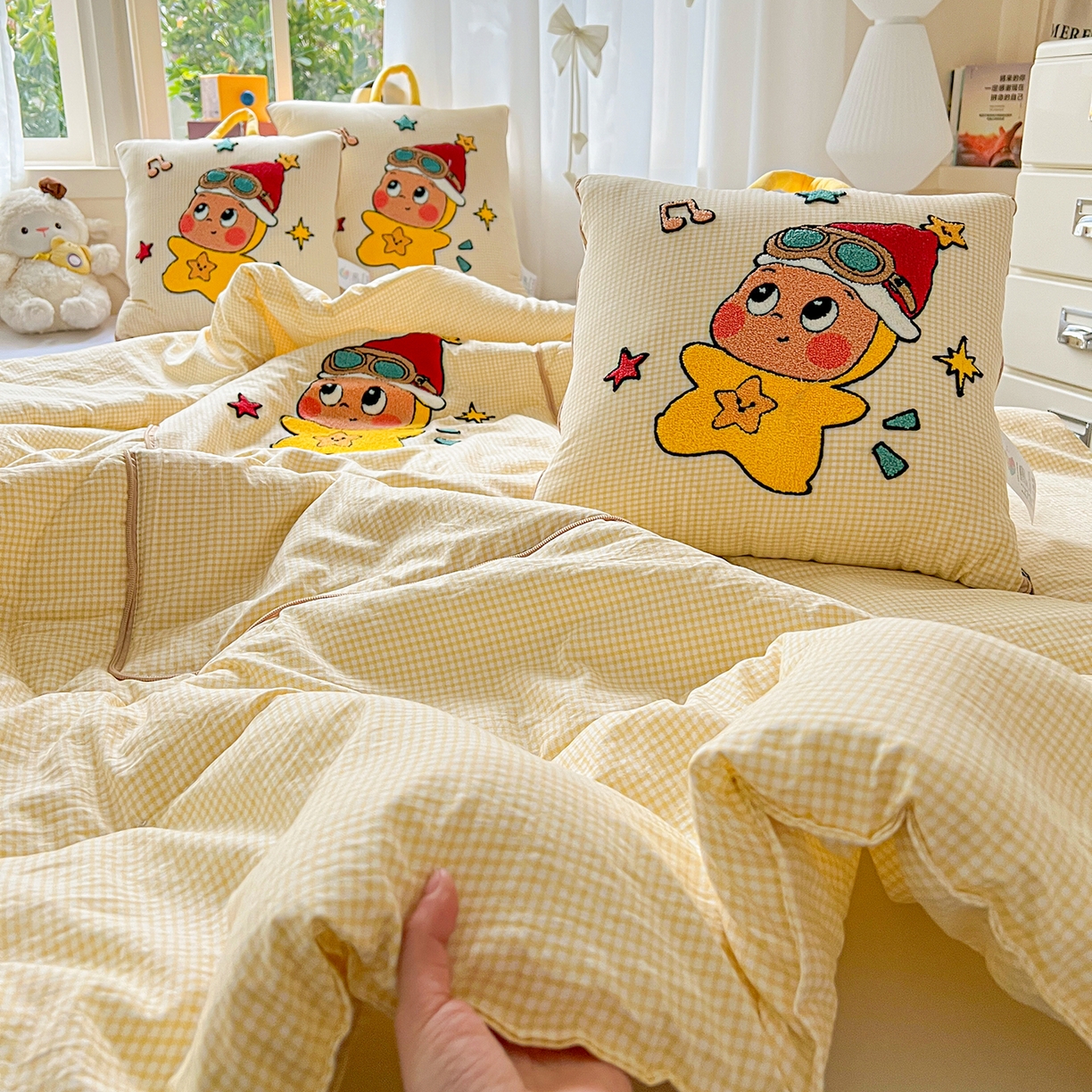 91家纺网 家纺一手货源 找家纺 古本家居 2026新款四季款水洗小星人抱枕被 四季小星人黄格
