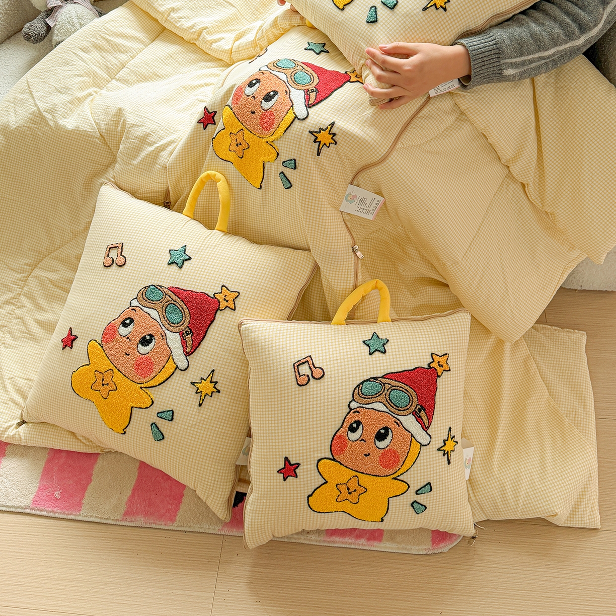 91家纺网 家纺一手货源 找家纺 古本家居 2026新款四季款水洗小星人抱枕被 四季小星人黄格