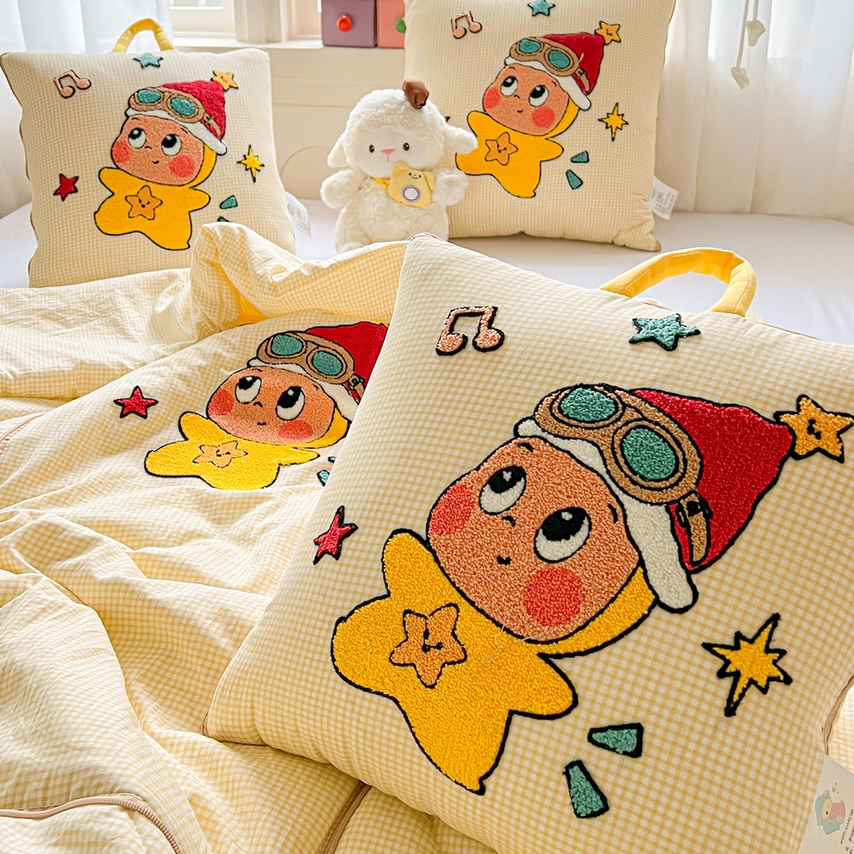 91家纺网 家纺一手货源 找家纺 古本家居 2026新款四季款水洗小星人抱枕被 四季小星人黄格