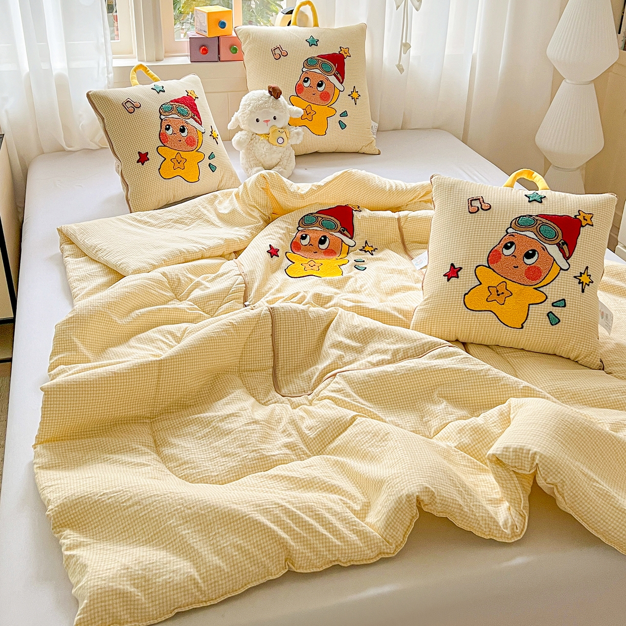 91家纺网 家纺一手货源 找家纺 古本家居 2026新款四季款水洗小星人抱枕被 四季小星人黄格