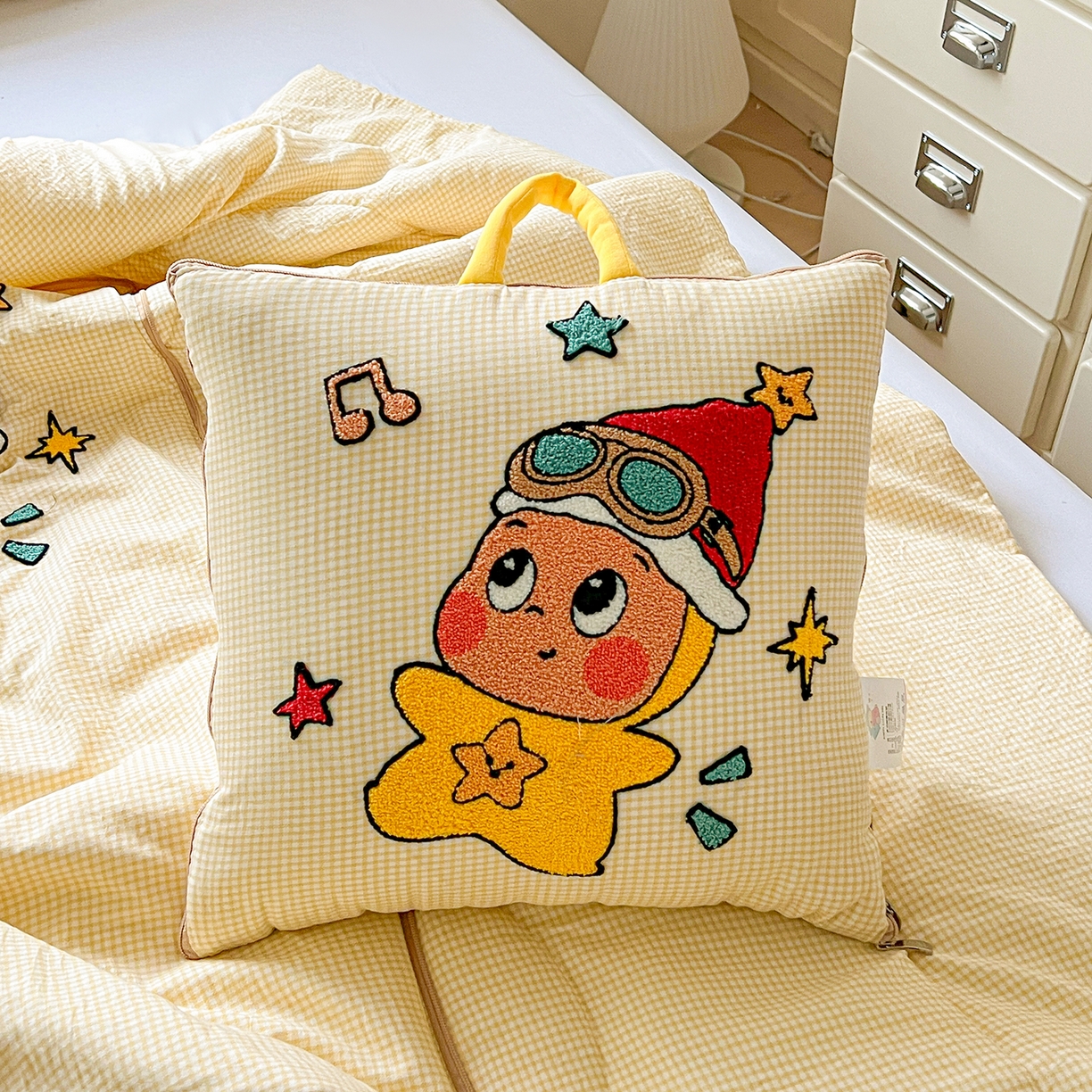 91家纺网 家纺一手货源 找家纺 古本家居 2026新款四季款水洗小星人抱枕被 四季小星人黄格