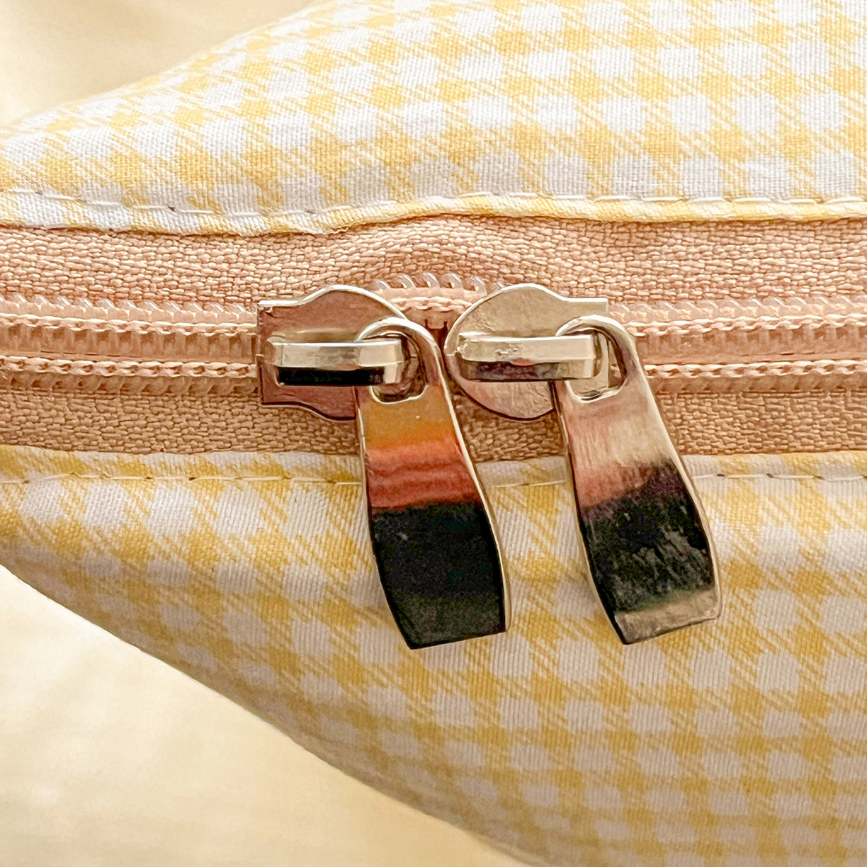 91家纺网 家纺一手货源 找家纺 古本家居 2026新款四季款水洗小星人抱枕被 四季小星人黄格