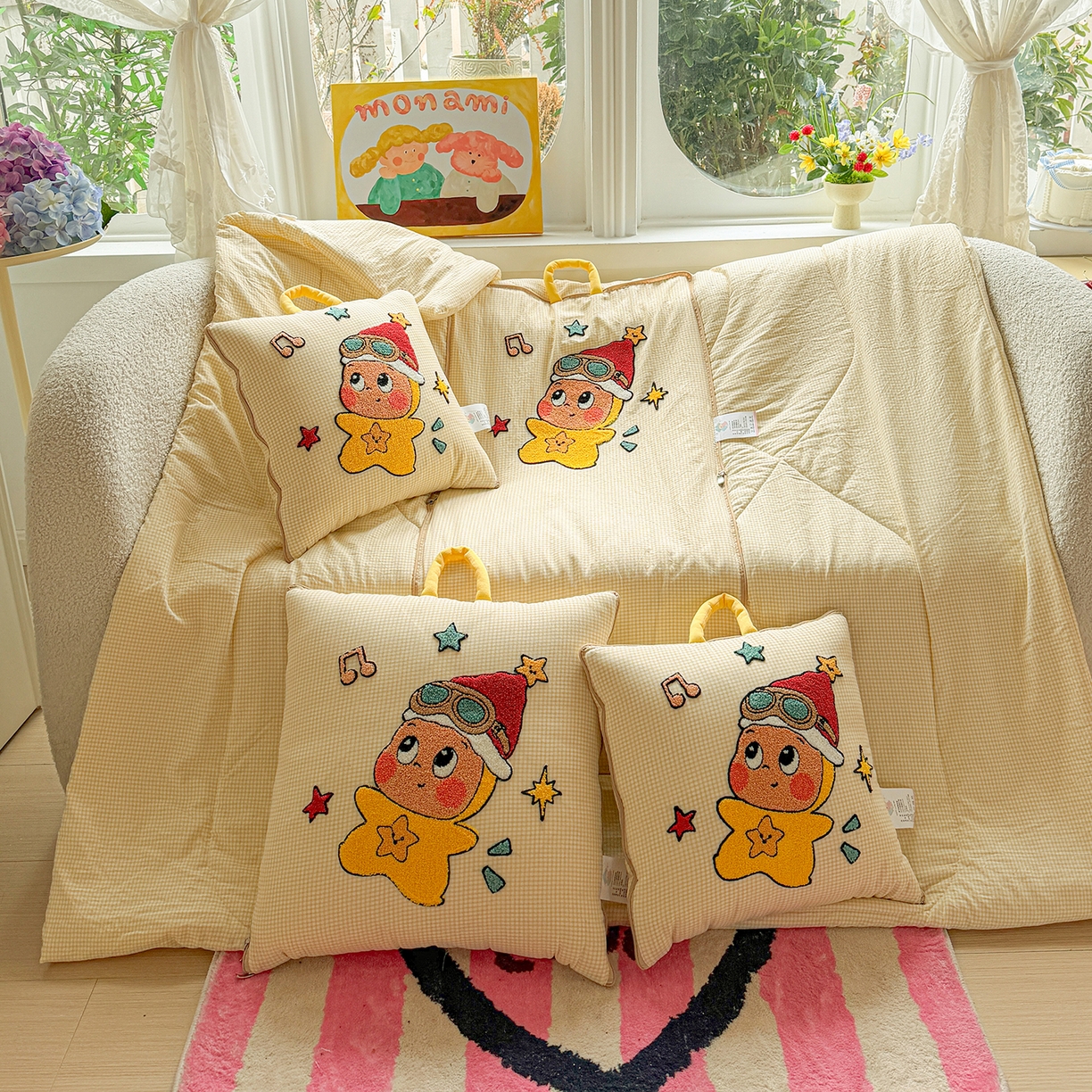 91家纺网 家纺一手货源 找家纺 古本家居 2026新款四季款水洗小星人抱枕被 四季小星人黄格