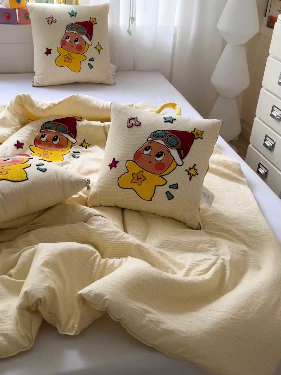 91家纺网 家纺一手货源 找家纺 古本家居 2026新款四季款水洗小星人抱枕被 四季小星人黄格