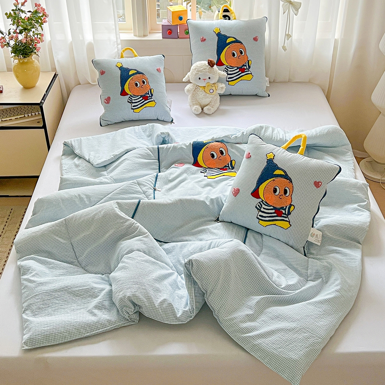 91家纺网 家纺一手货源 找家纺 古本家居 2026新款四季款水洗小星人抱枕被 四季小星人蓝格