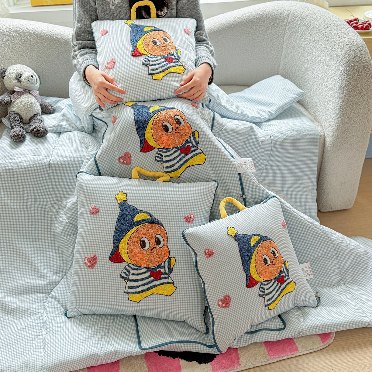 91家纺网 家纺一手货源 找家纺 古本家居 2026新款四季款水洗小星人抱枕被 四季小星人蓝格