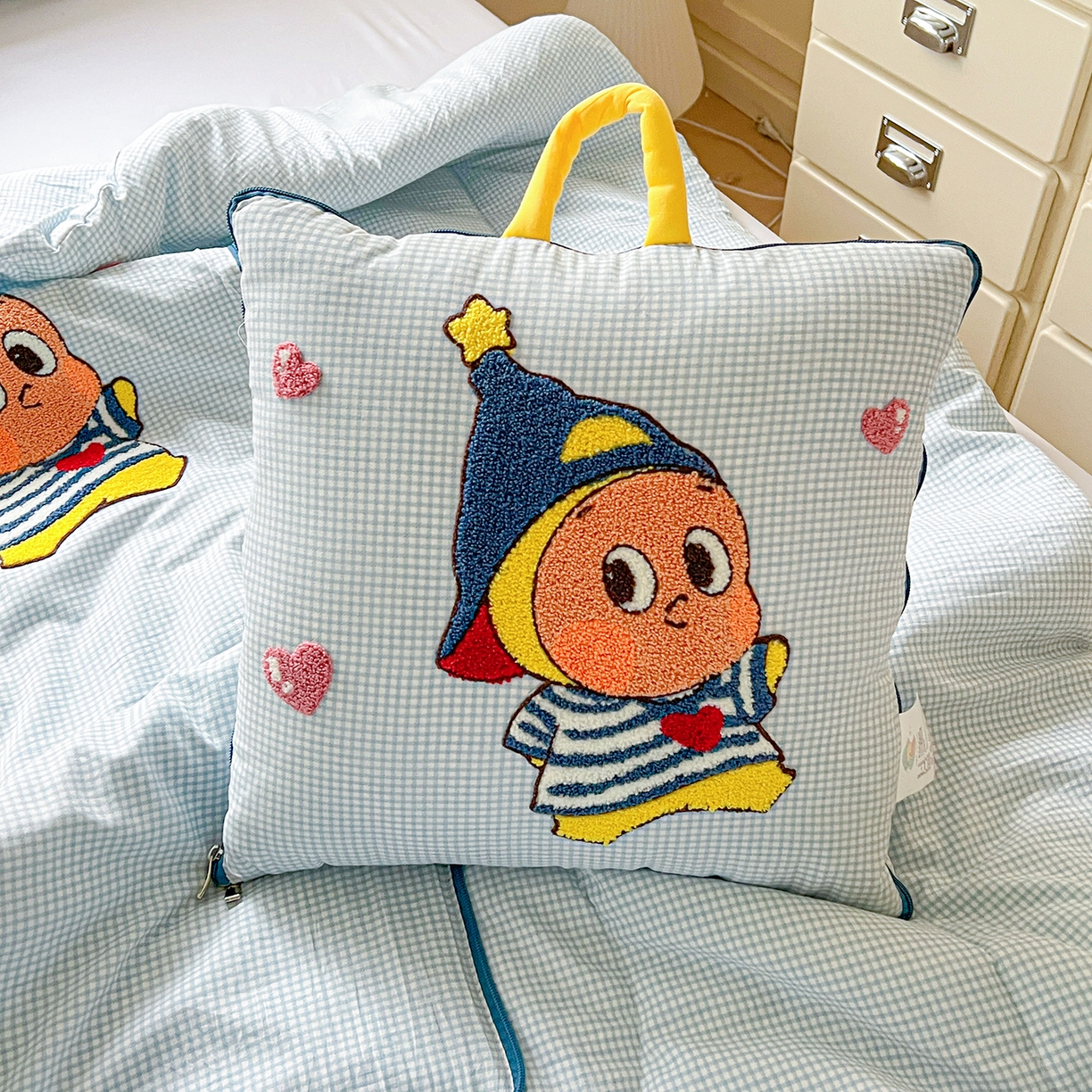 91家纺网 家纺一手货源 找家纺 古本家居 2026新款四季款水洗小星人抱枕被 四季小星人蓝格