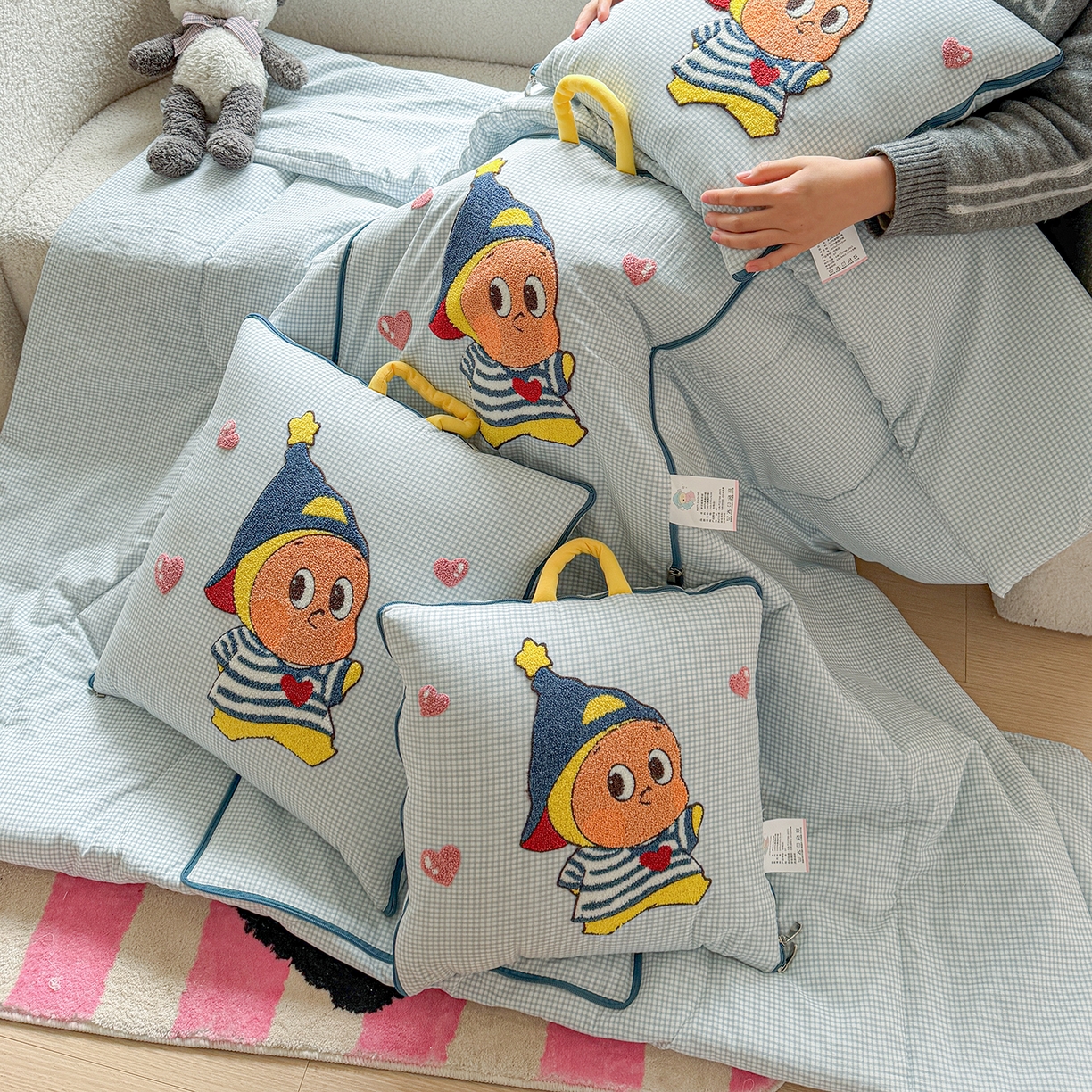 91家纺网 家纺一手货源 找家纺 古本家居 2026新款四季款水洗小星人抱枕被 四季小星人蓝格