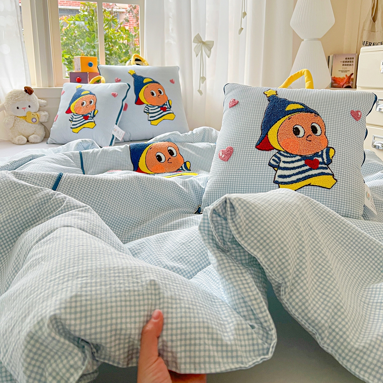 91家纺网 家纺一手货源 找家纺 古本家居 2026新款四季款水洗小星人抱枕被 四季小星人蓝格