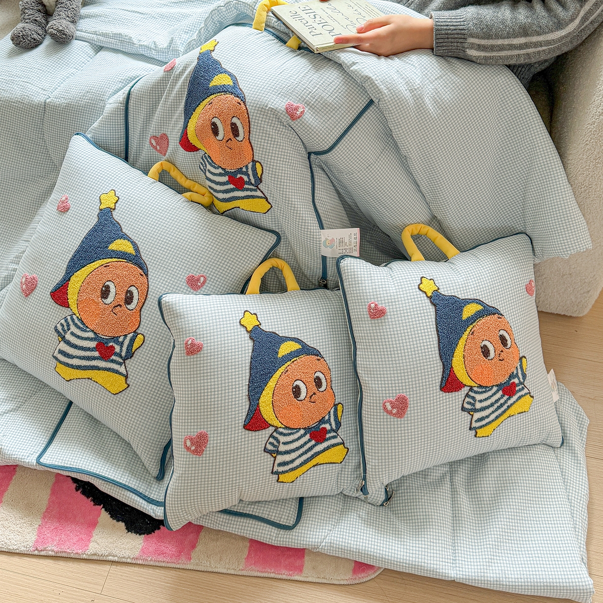 91家纺网 家纺一手货源 找家纺 古本家居 2026新款四季款水洗小星人抱枕被 四季小星人蓝格