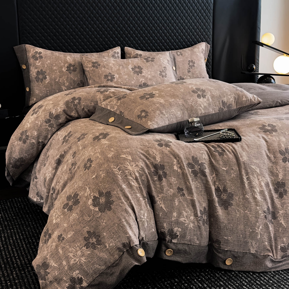 91家纺网 家纺一手货源 找家纺 晚爱家纺（原晚安家居） 2026新款加厚双层纱原麻纽扣款四件套 浮华若梦