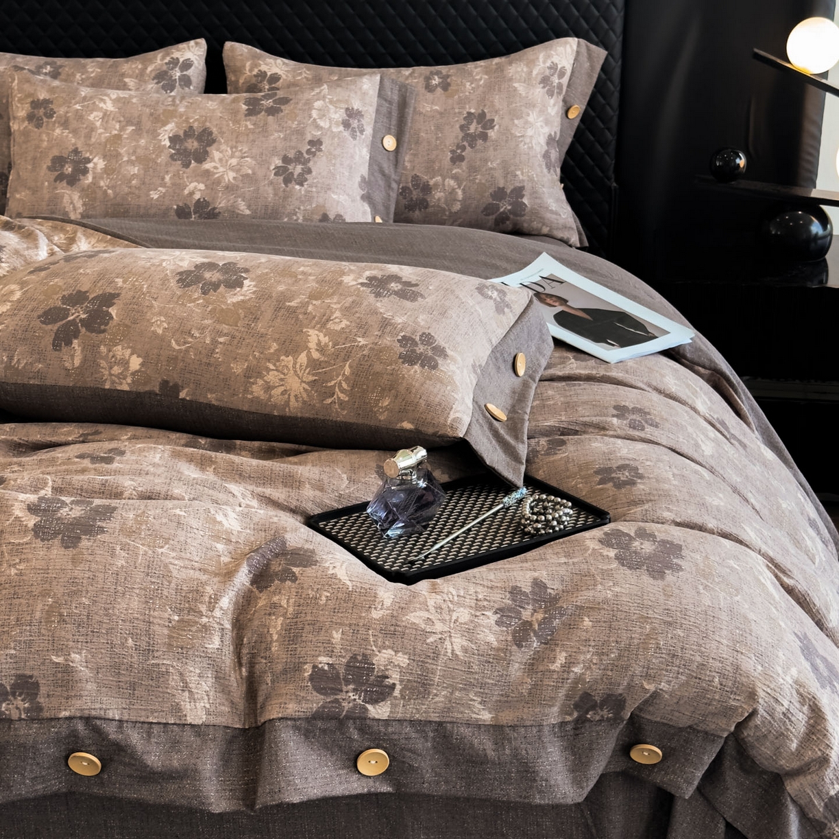 91家纺网 家纺一手货源 找家纺 晚爱家纺（原晚安家居） 2026新款加厚双层纱原麻纽扣款四件套 浮华若梦