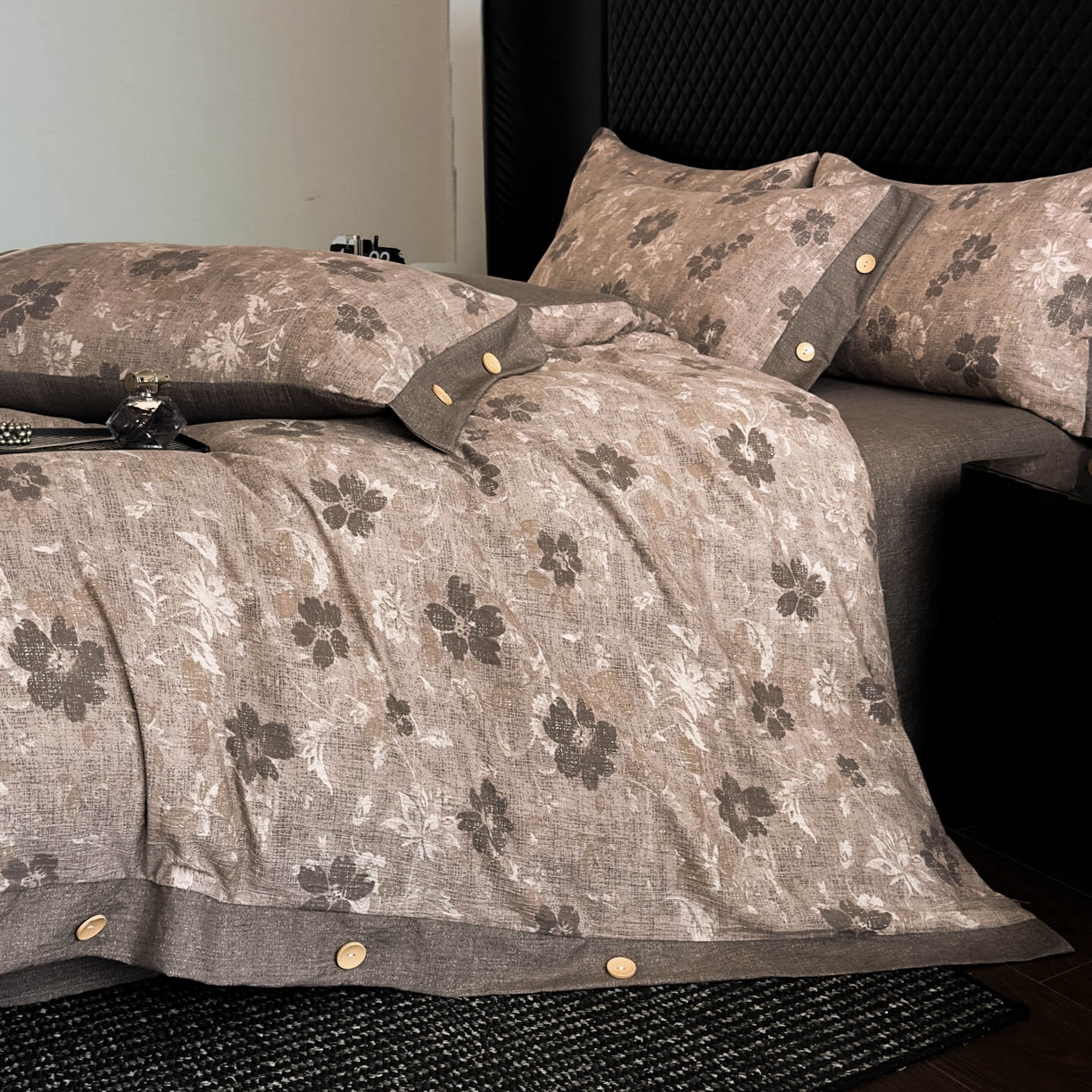 91家纺网 家纺一手货源 找家纺 晚爱家纺（原晚安家居） 2026新款加厚双层纱原麻纽扣款四件套 浮华若梦