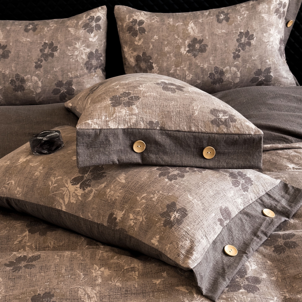 91家纺网 家纺一手货源 找家纺 晚爱家纺（原晚安家居） 2026新款加厚双层纱原麻纽扣款四件套 浮华若梦