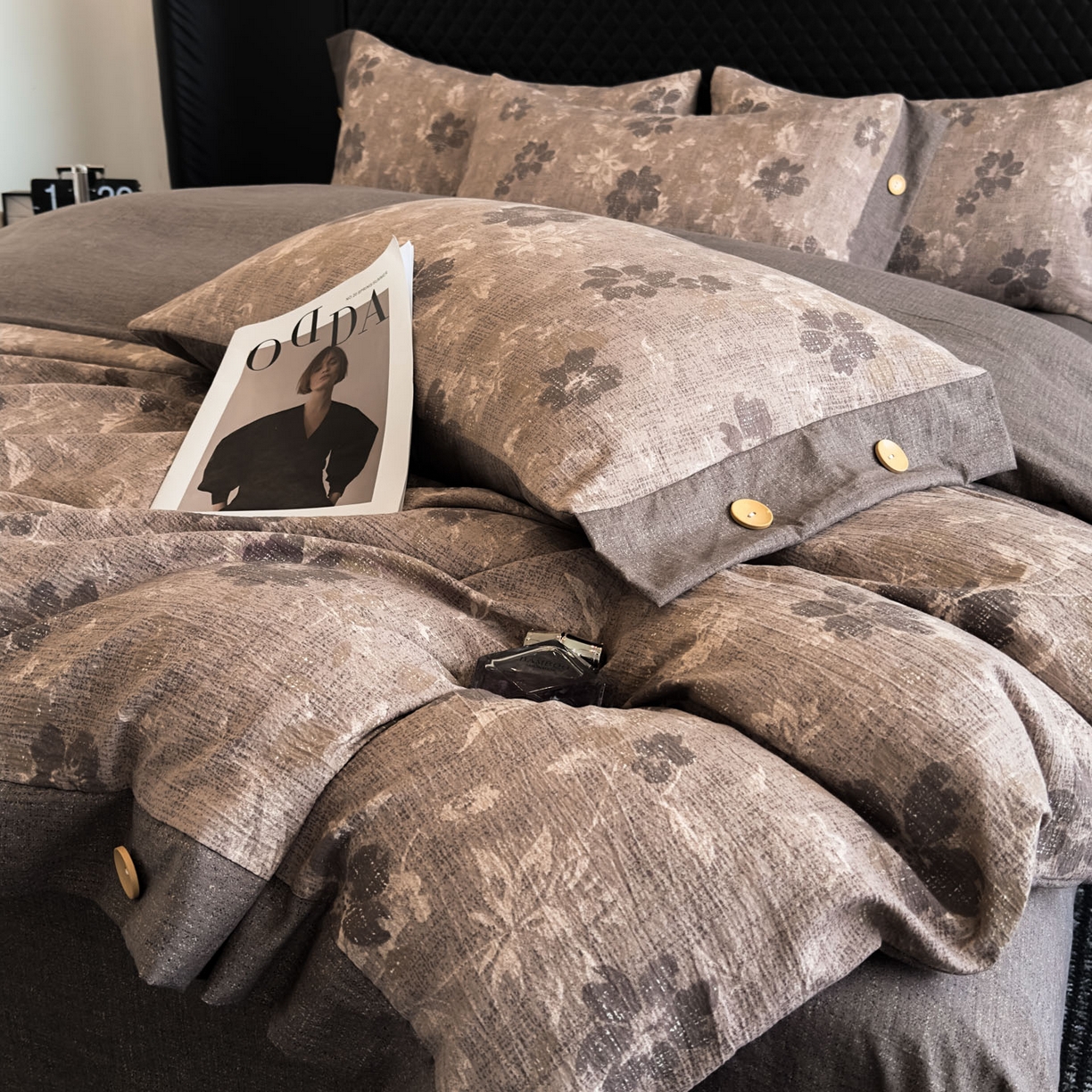 91家纺网 家纺一手货源 找家纺 晚爱家纺（原晚安家居） 2026新款加厚双层纱原麻纽扣款四件套 浮华若梦