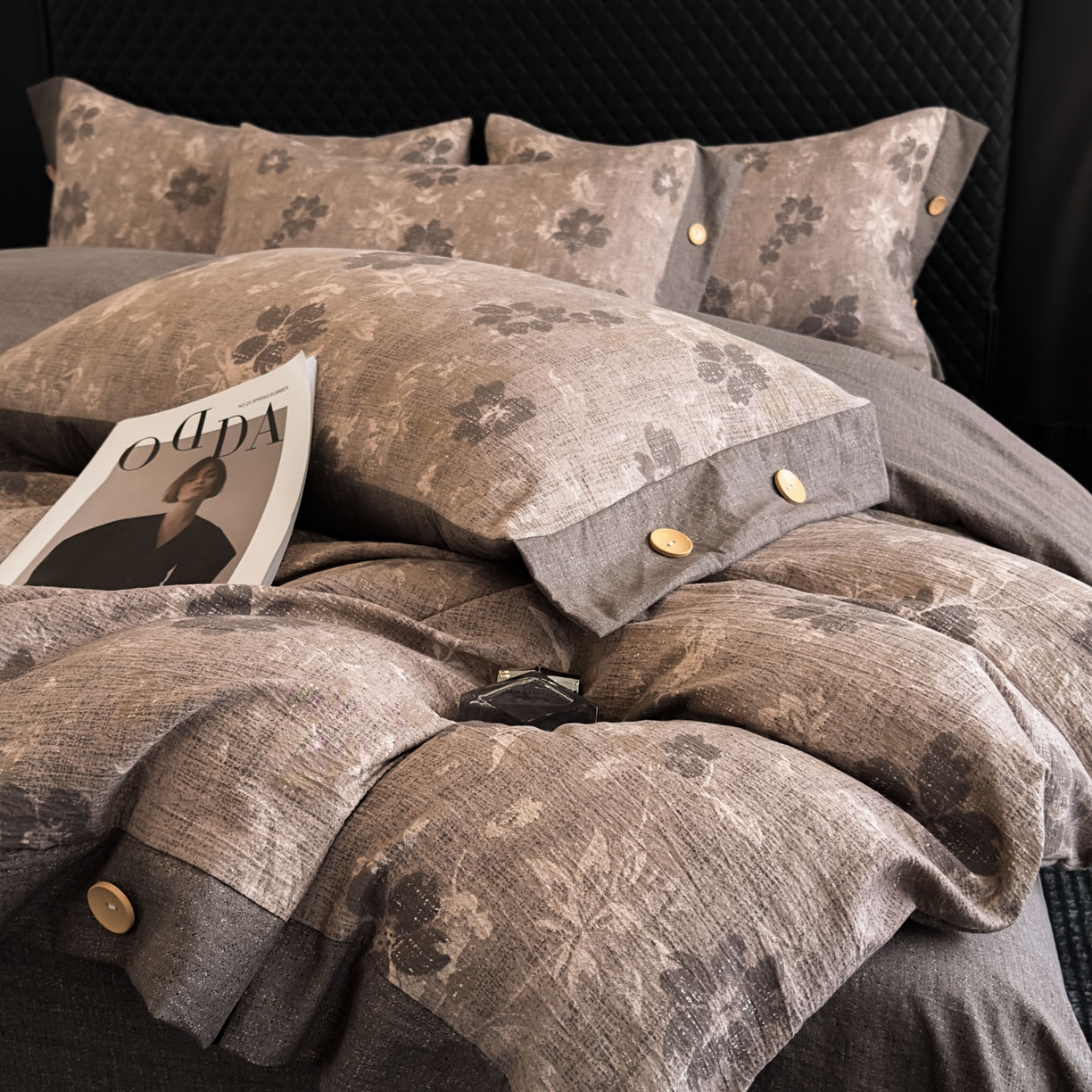 91家纺网 家纺一手货源 找家纺 晚爱家纺（原晚安家居） 2026新款加厚双层纱原麻纽扣款四件套 浮华若梦