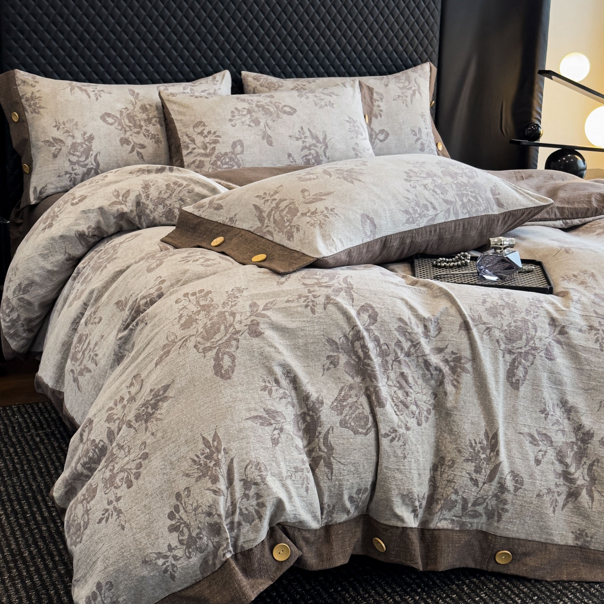 91家纺网 家纺一手货源 找家纺 晚爱家纺（原晚安家居） 2026新款加厚双层纱原麻纽扣款四件套 古堡花园咖