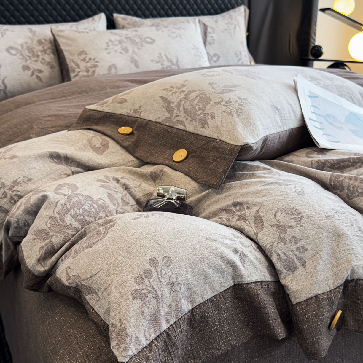 91家纺网 家纺一手货源 找家纺 晚爱家纺（原晚安家居） 2026新款加厚双层纱原麻纽扣款四件套 古堡花园咖