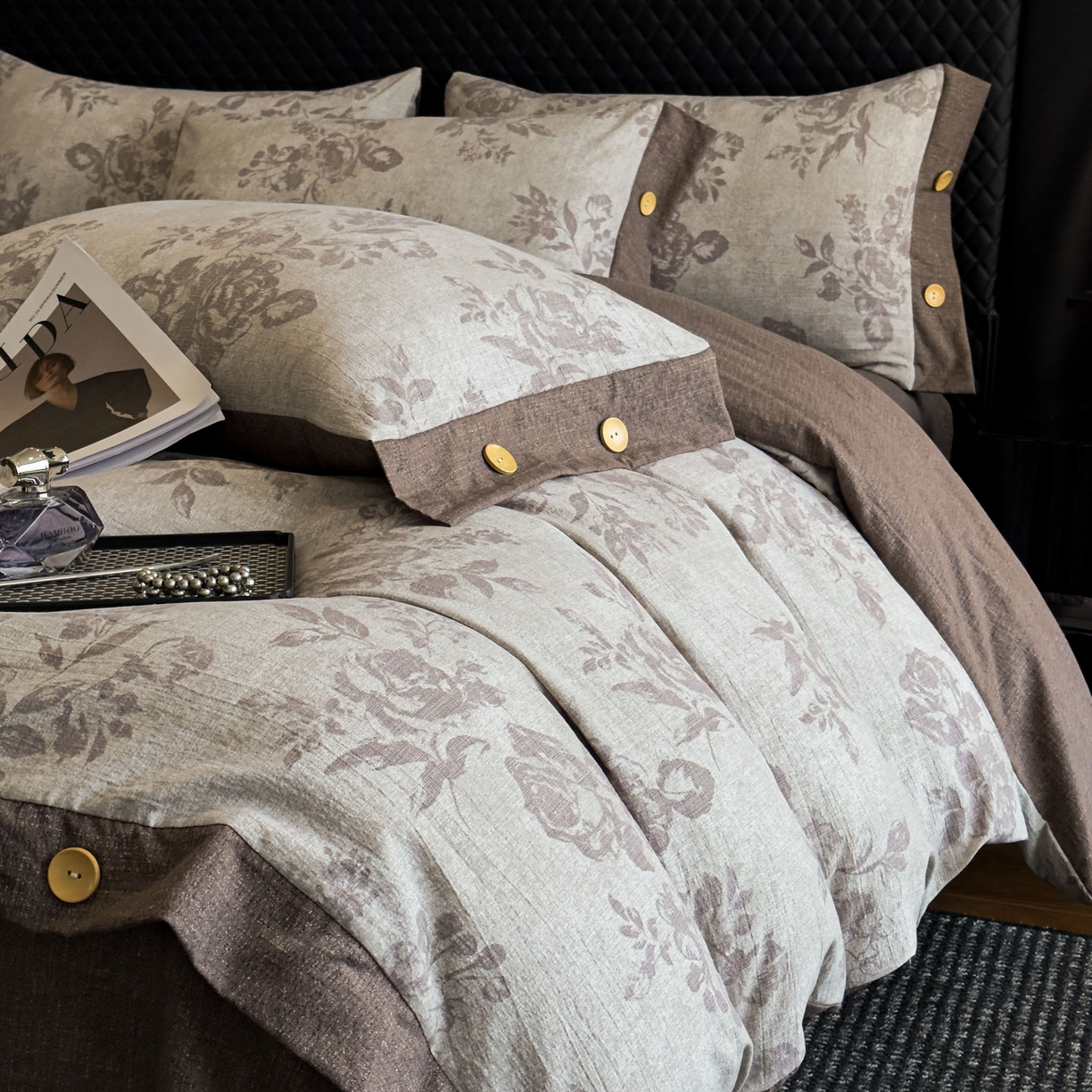 91家纺网 家纺一手货源 找家纺 晚爱家纺（原晚安家居） 2026新款加厚双层纱原麻纽扣款四件套 古堡花园咖