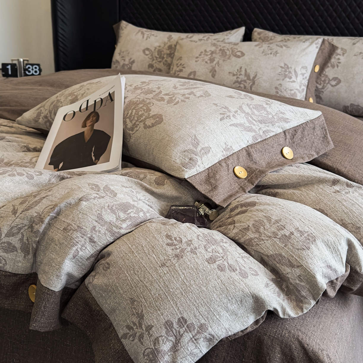 91家纺网 家纺一手货源 找家纺 晚爱家纺（原晚安家居） 2026新款加厚双层纱原麻纽扣款四件套 古堡花园咖