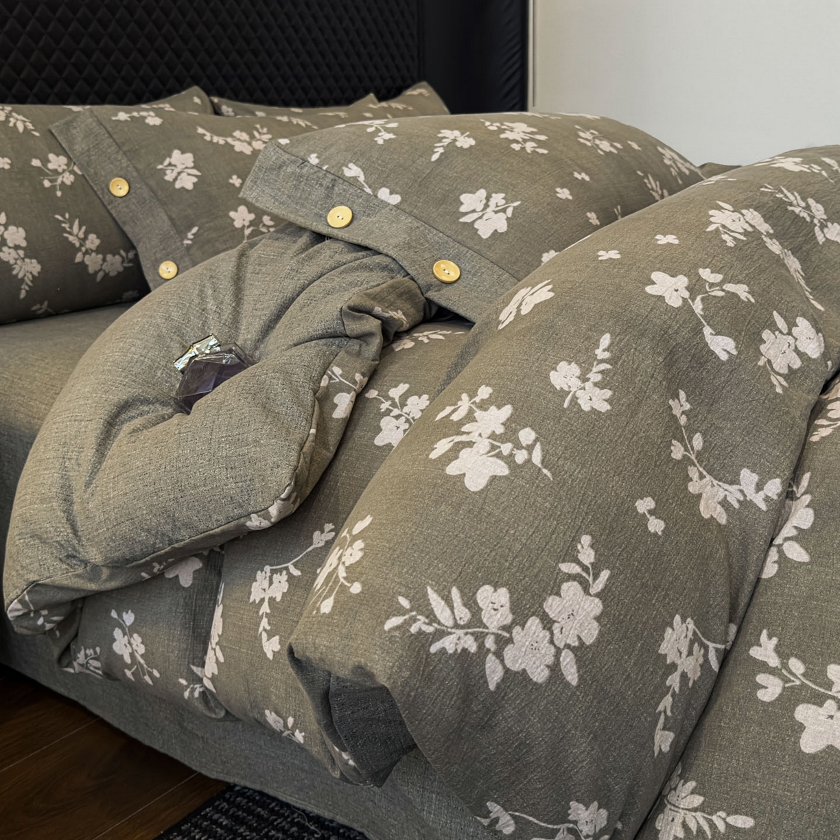 91家纺网 家纺一手货源 找家纺 晚爱家纺（原晚安家居） 2026新款加厚双层纱原麻纽扣款四件套 曼妙花园绿