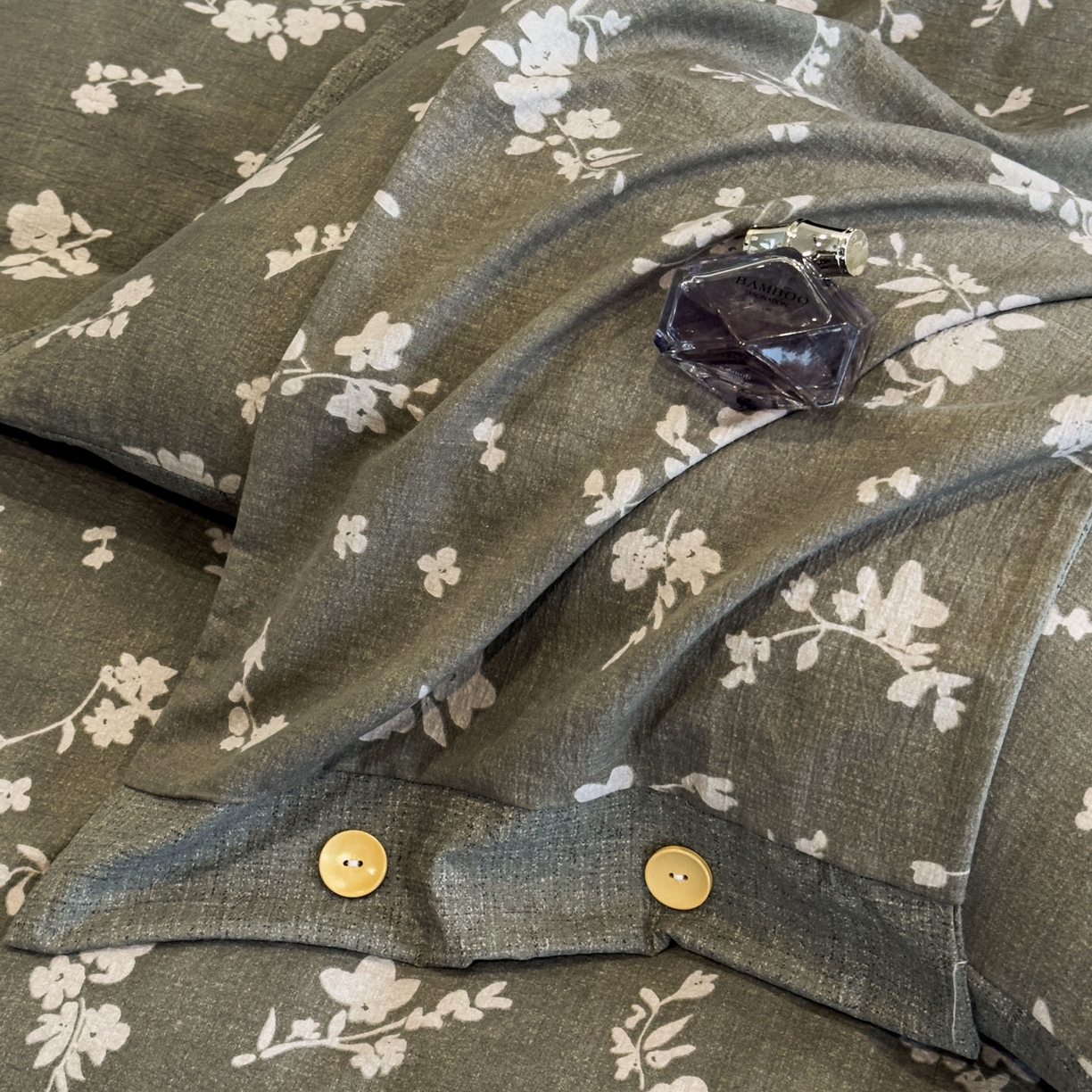 91家纺网 家纺一手货源 找家纺 晚爱家纺（原晚安家居） 2026新款加厚双层纱原麻纽扣款四件套 曼妙花园绿