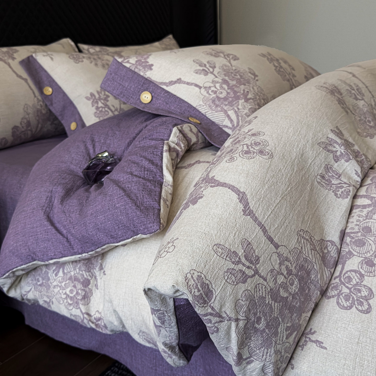 91家纺网 家纺一手货源 找家纺 晚爱家纺（原晚安家居） 2026新款加厚双层纱原麻纽扣款四件套 紫嫣